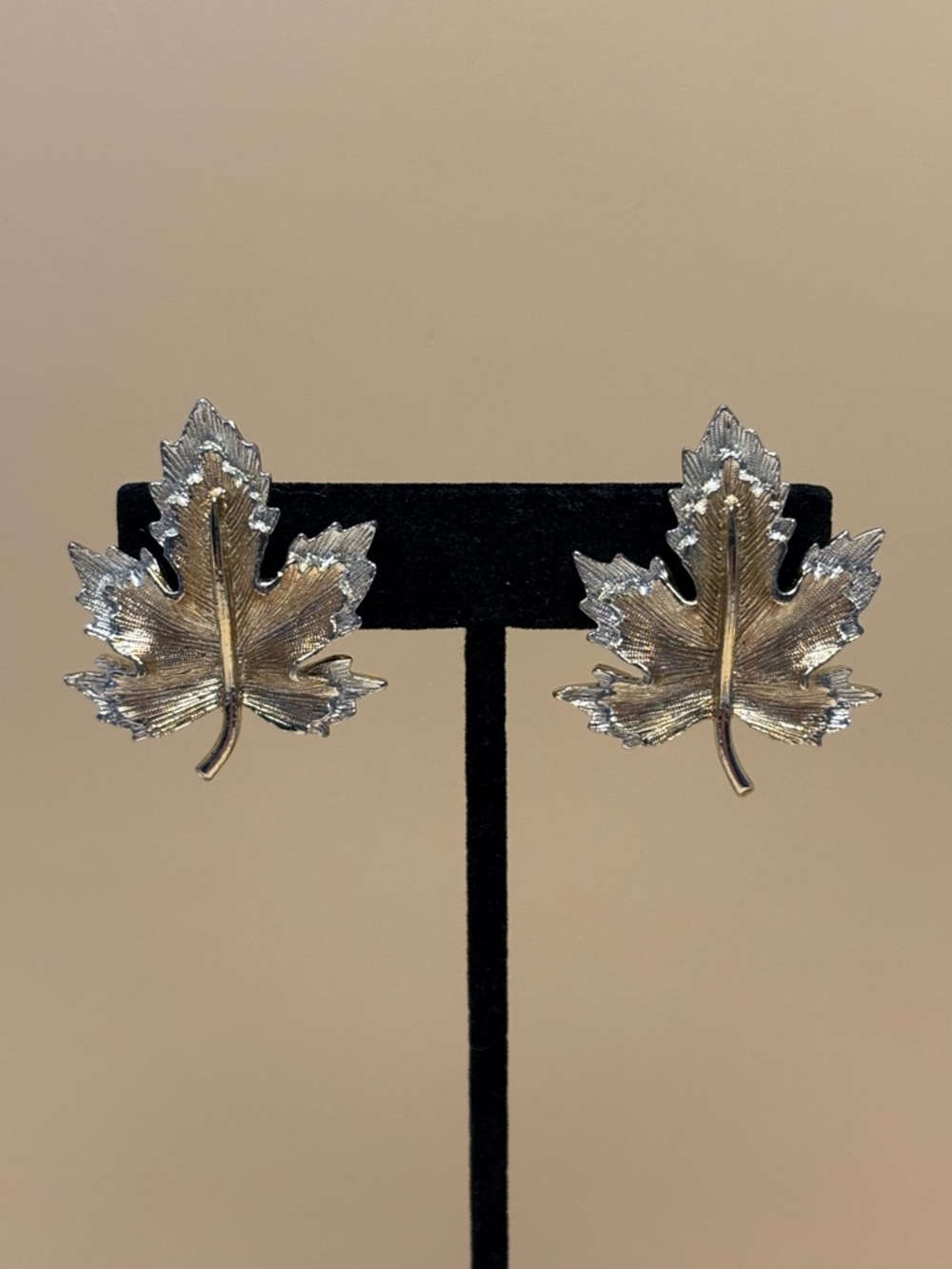 Vintage Sarah Coventry Maple Leaf Clip Earrings 1-7/16”